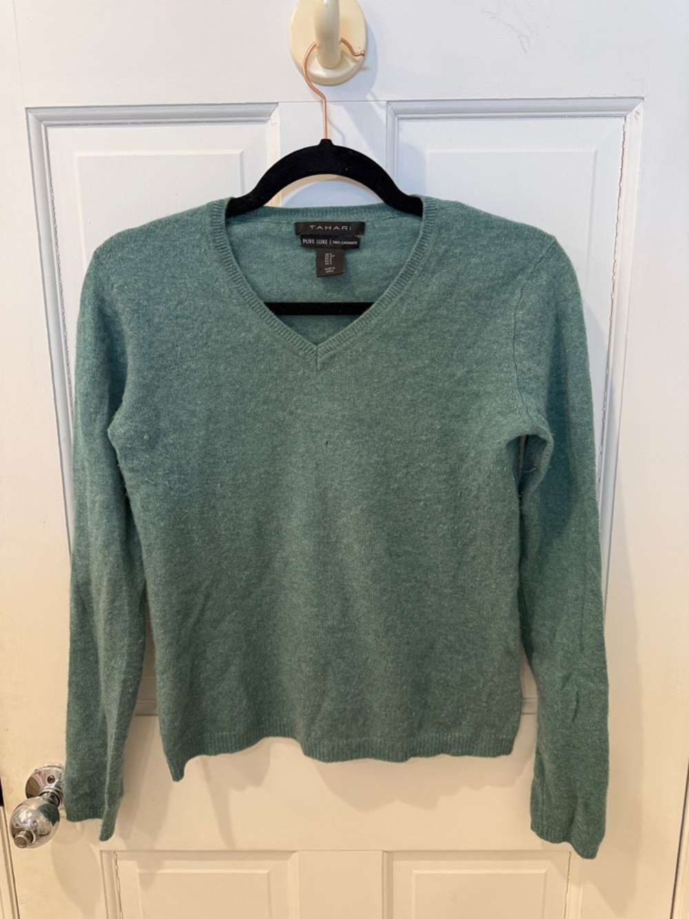 Tahari Women's V-Neck Cashmere Sweater in Seafoam Green